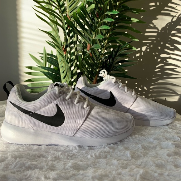 Nike Shoes - *NEW* Nike Roshe One